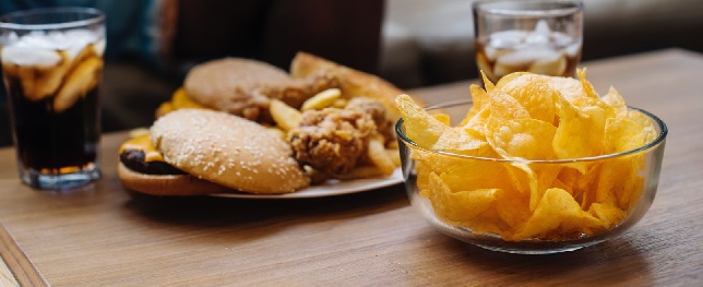 unhealthy food: fried chicken and chips